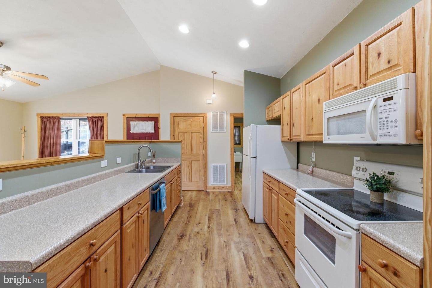 86 Maple Avenue photo 4
