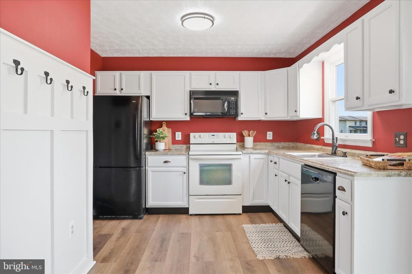 906 Hilltop Drive photo 6