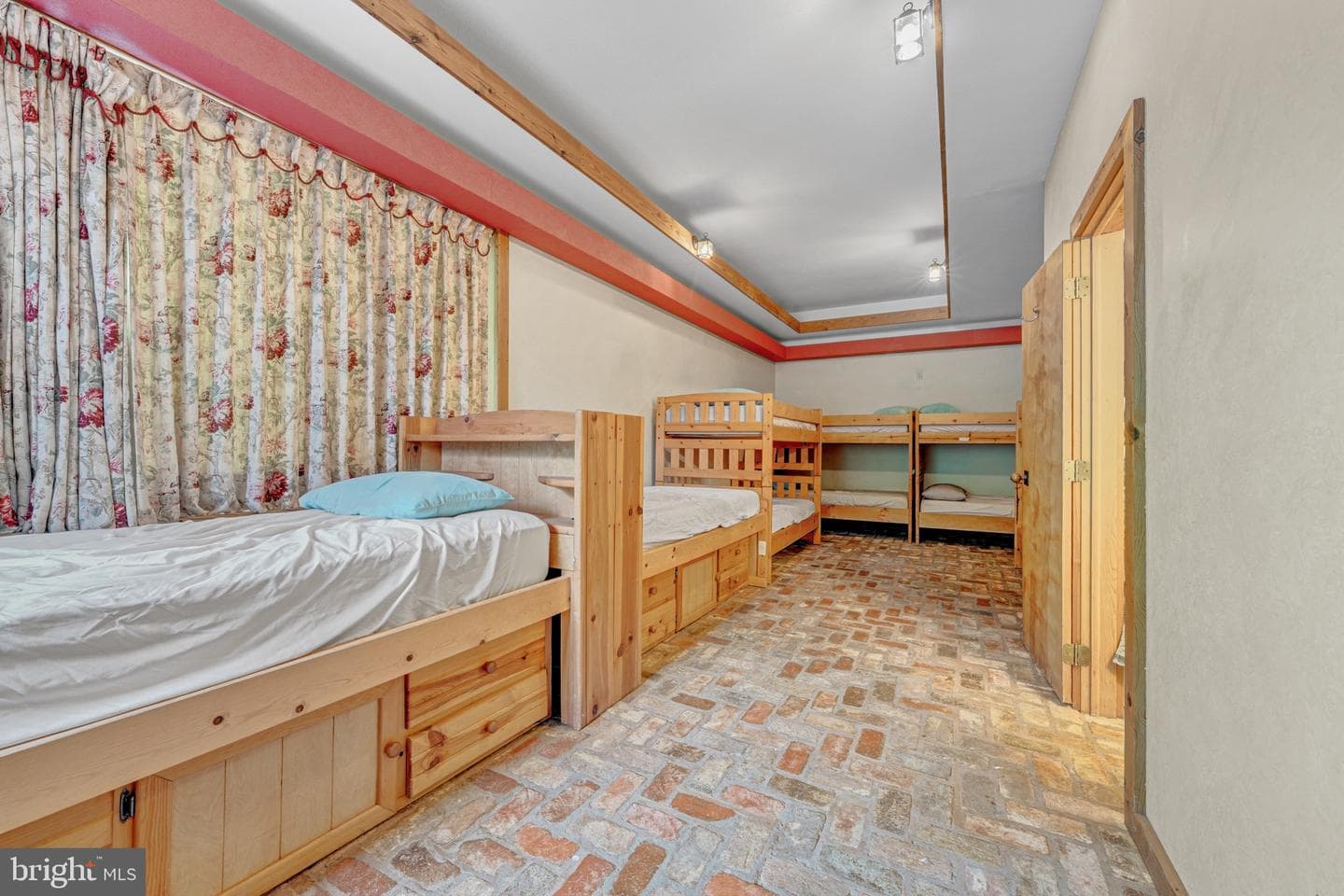 895 Fishers Road photo 18