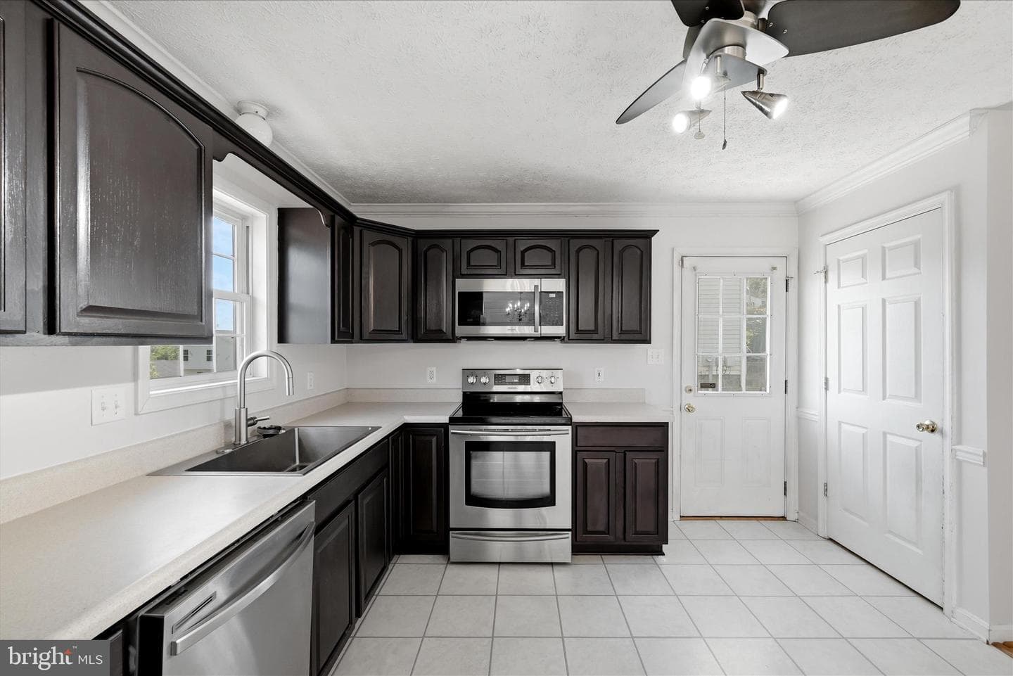 556 Thompson Street photo 20