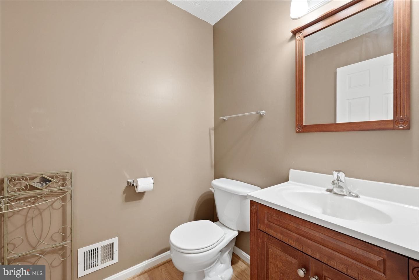 556 Thompson Street photo 24