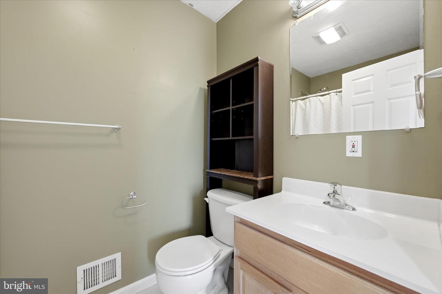 556 Thompson Street photo 28