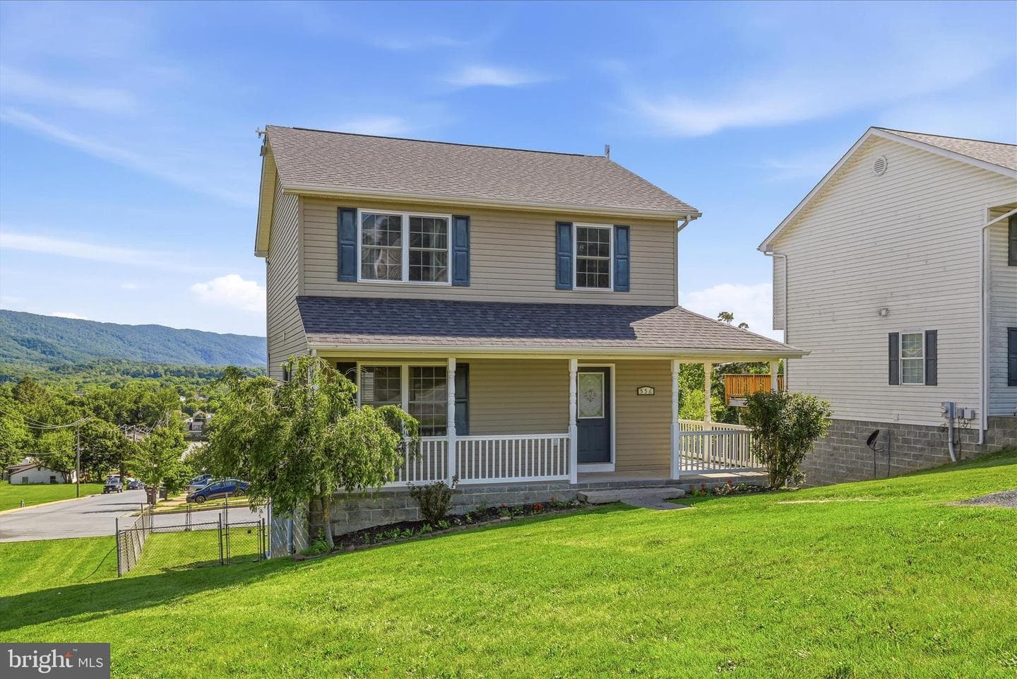 556 Thompson Street photo 4