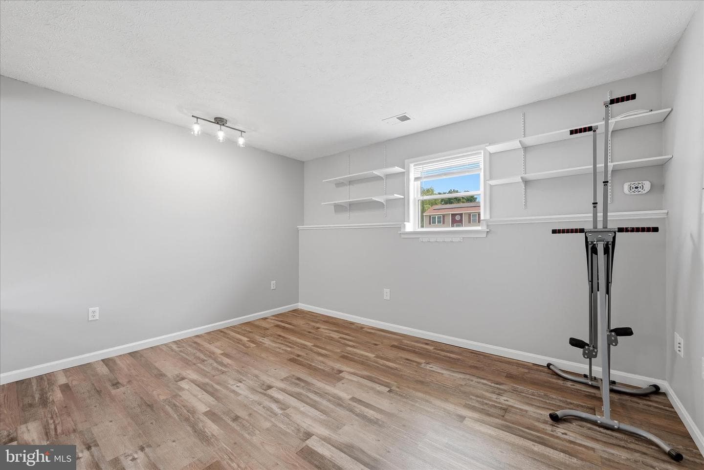 252 Wise Avenue photo 32