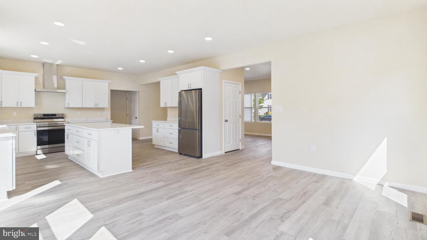 211 211 Princess Caroline Court photo 16