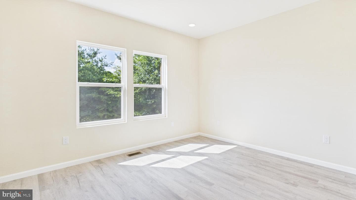 211 211 Princess Caroline Court photo 22