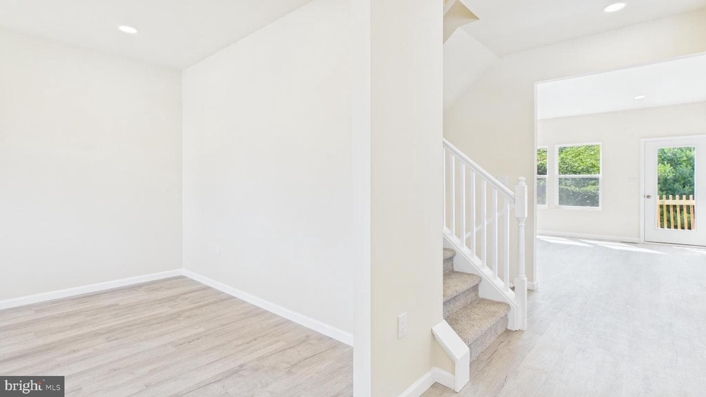 211 211 Princess Caroline Court photo 3