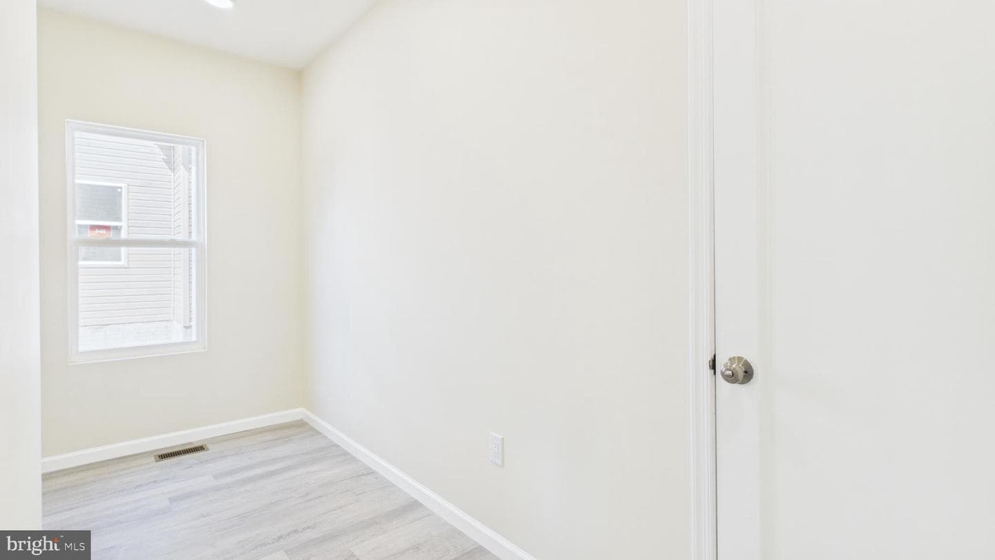 211 211 Princess Caroline Court photo 31