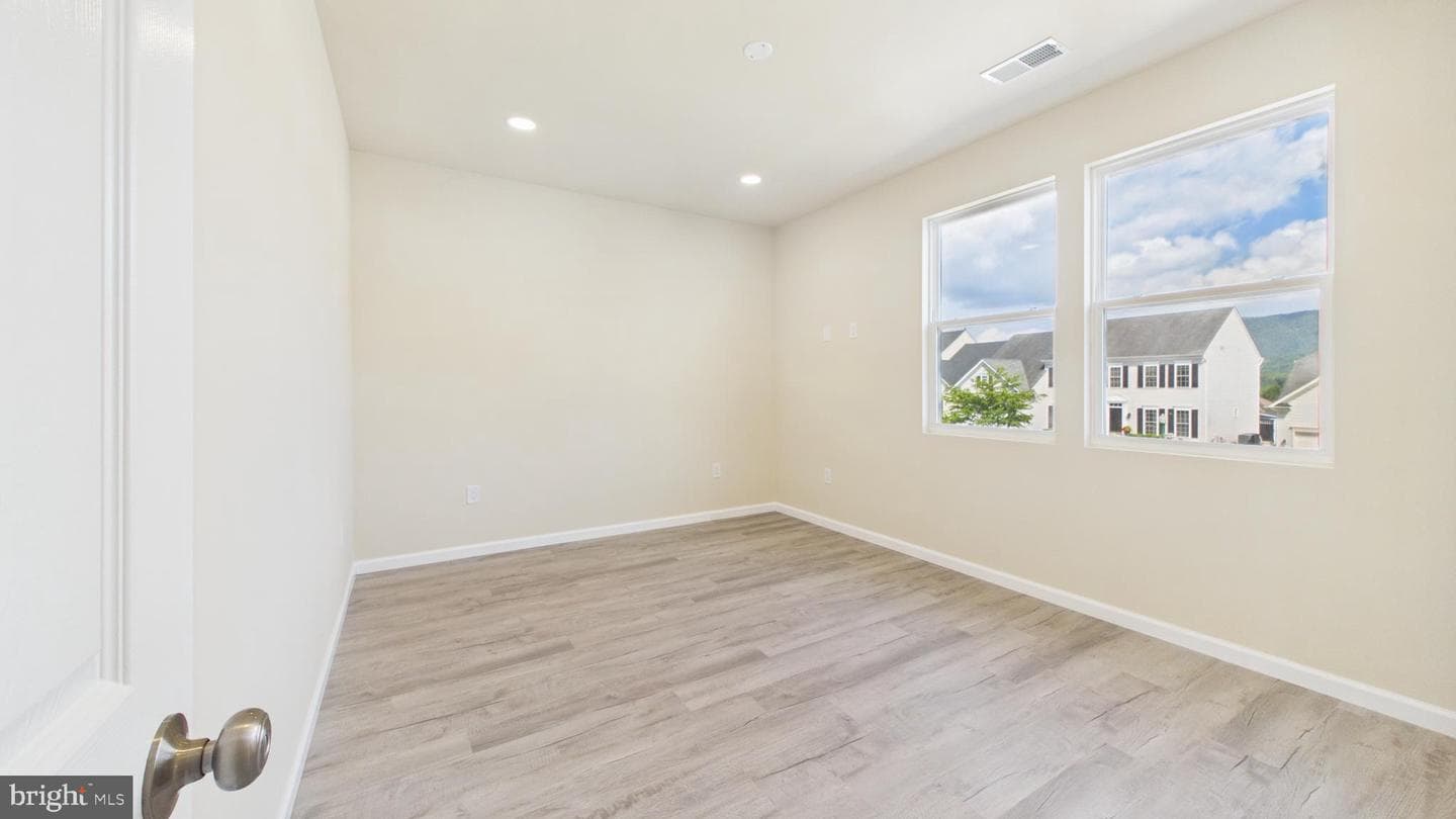 211 211 Princess Caroline Court photo 35