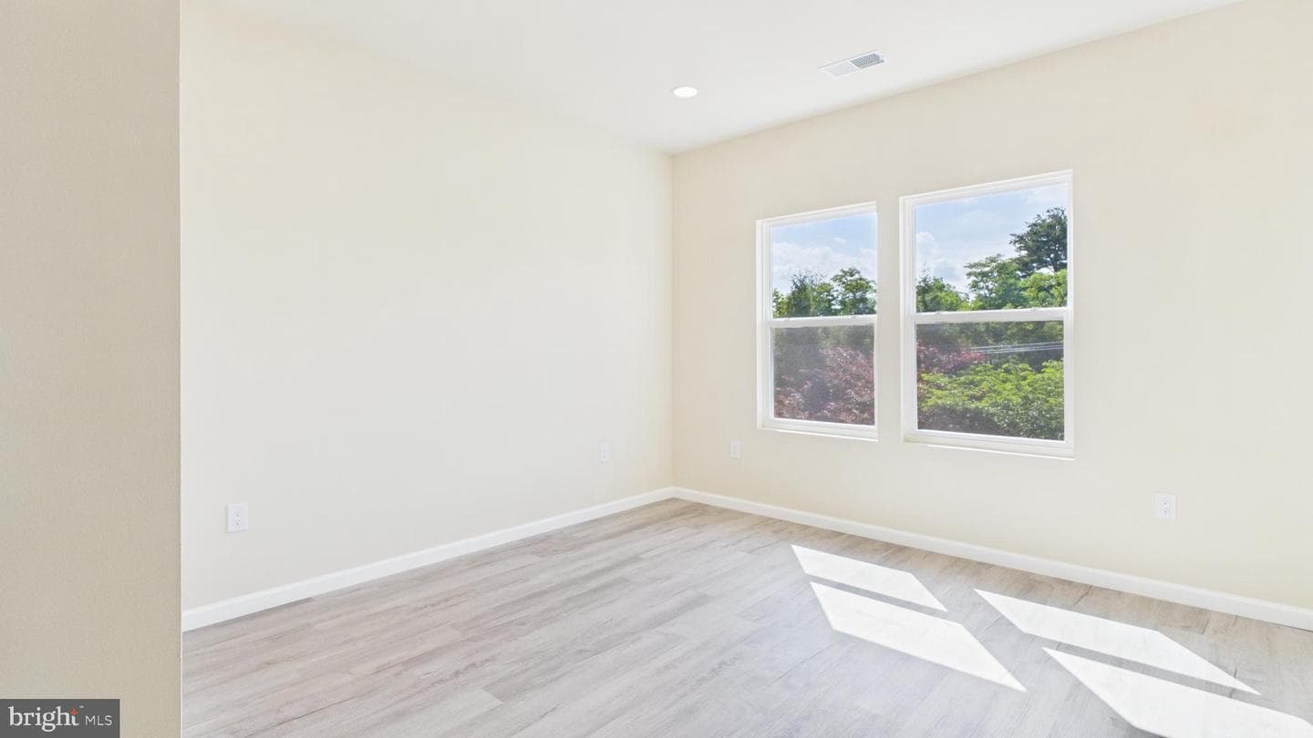 211 211 Princess Caroline Court photo 40