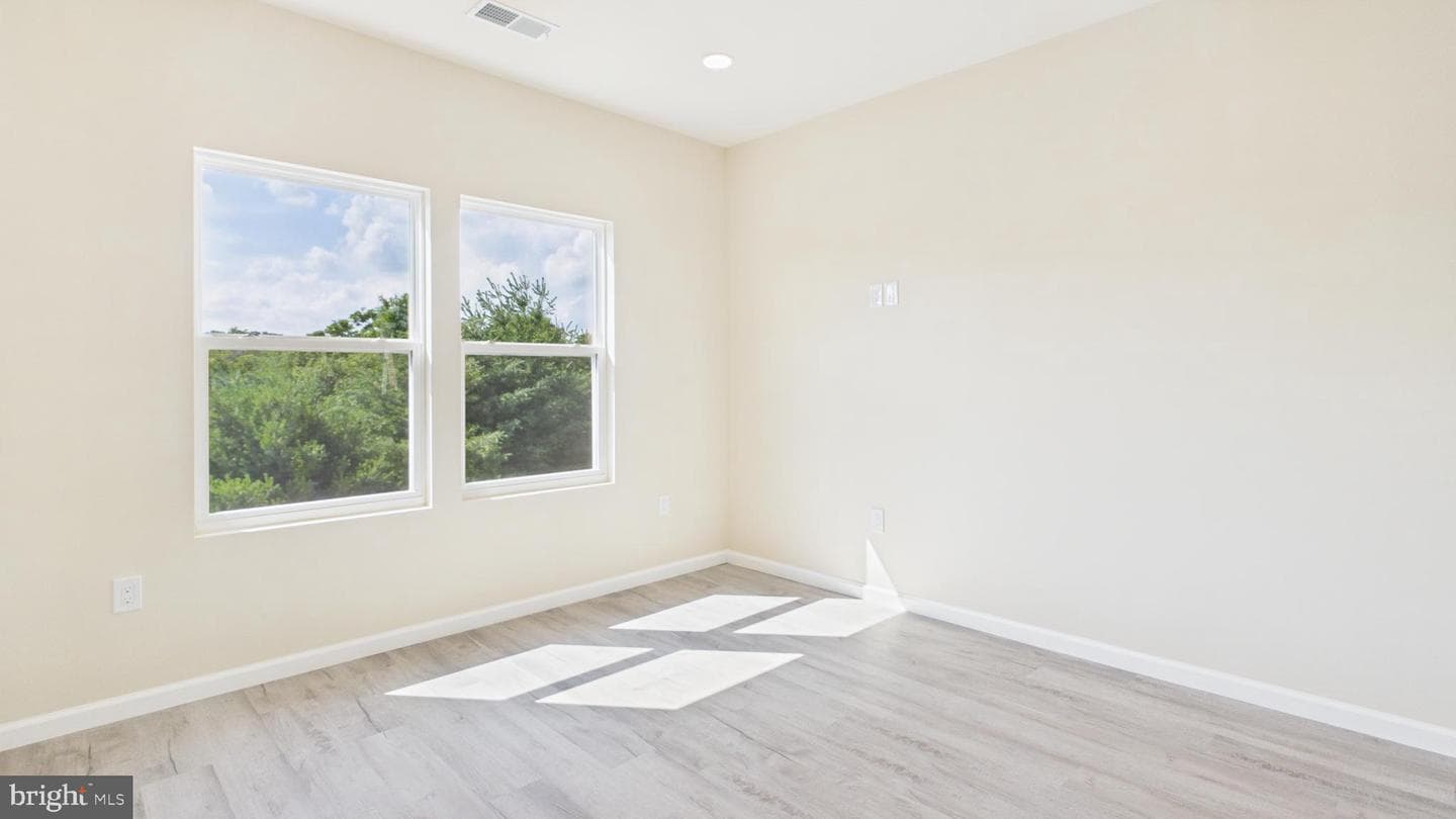 211 211 Princess Caroline Court photo 43