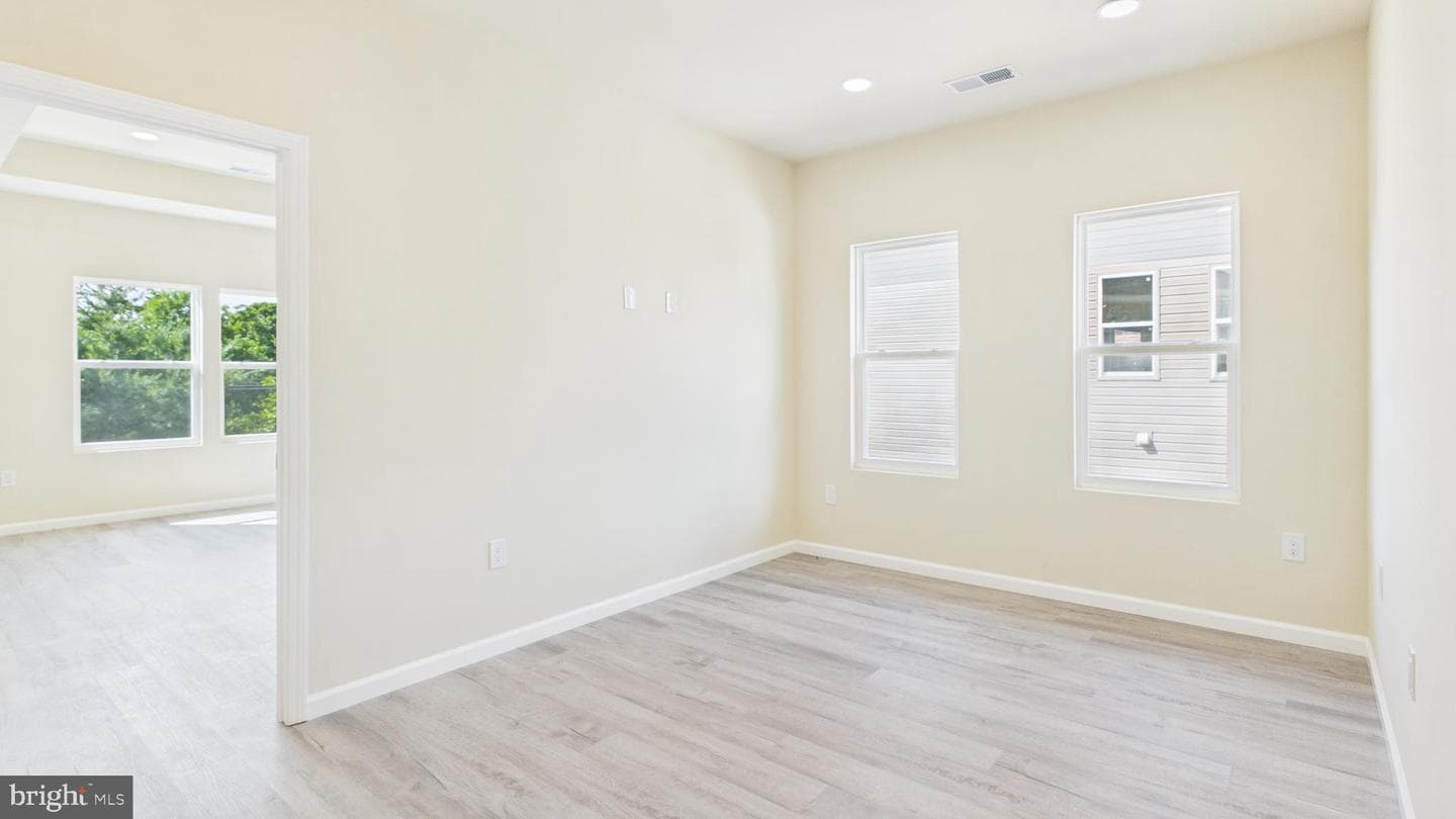 211 211 Princess Caroline Court photo 45