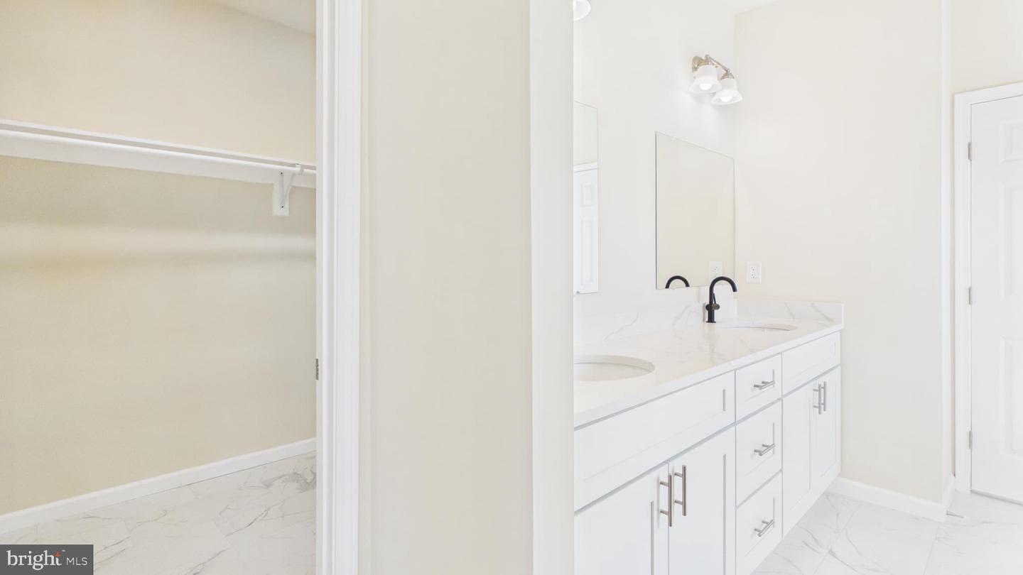 211 211 Princess Caroline Court photo 53