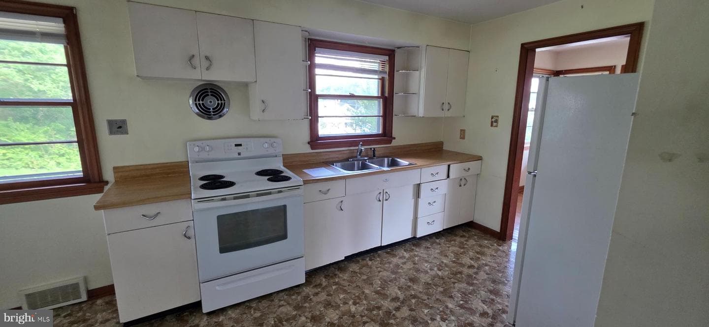104 E South Street photo 4