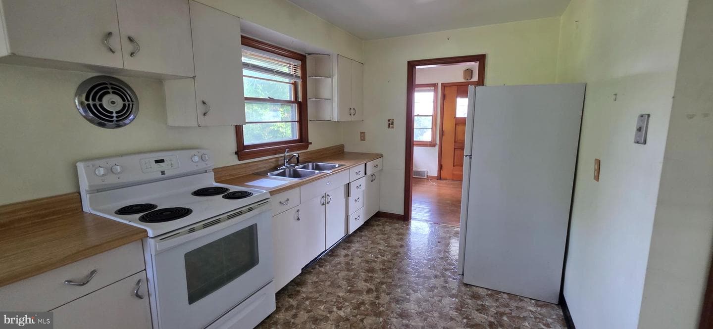 104 E South Street photo 5