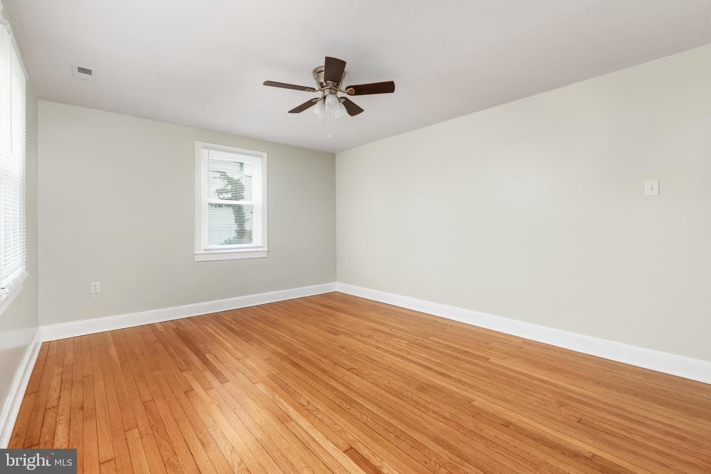 528 E Queen Street photo 12