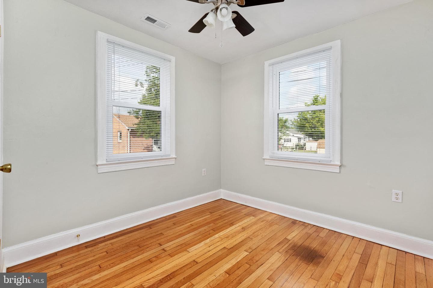 528 E Queen Street photo 16