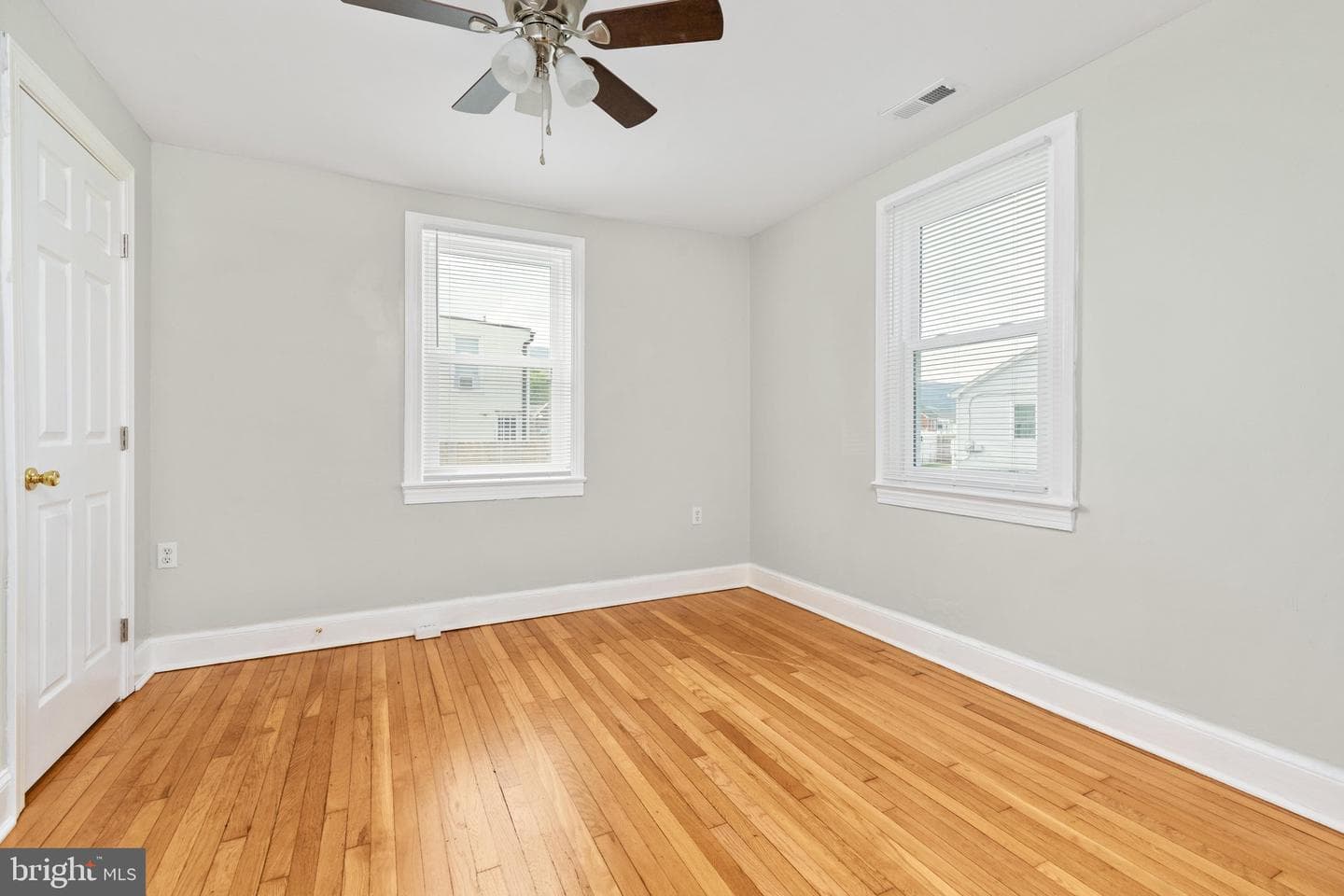 528 E Queen Street photo 17