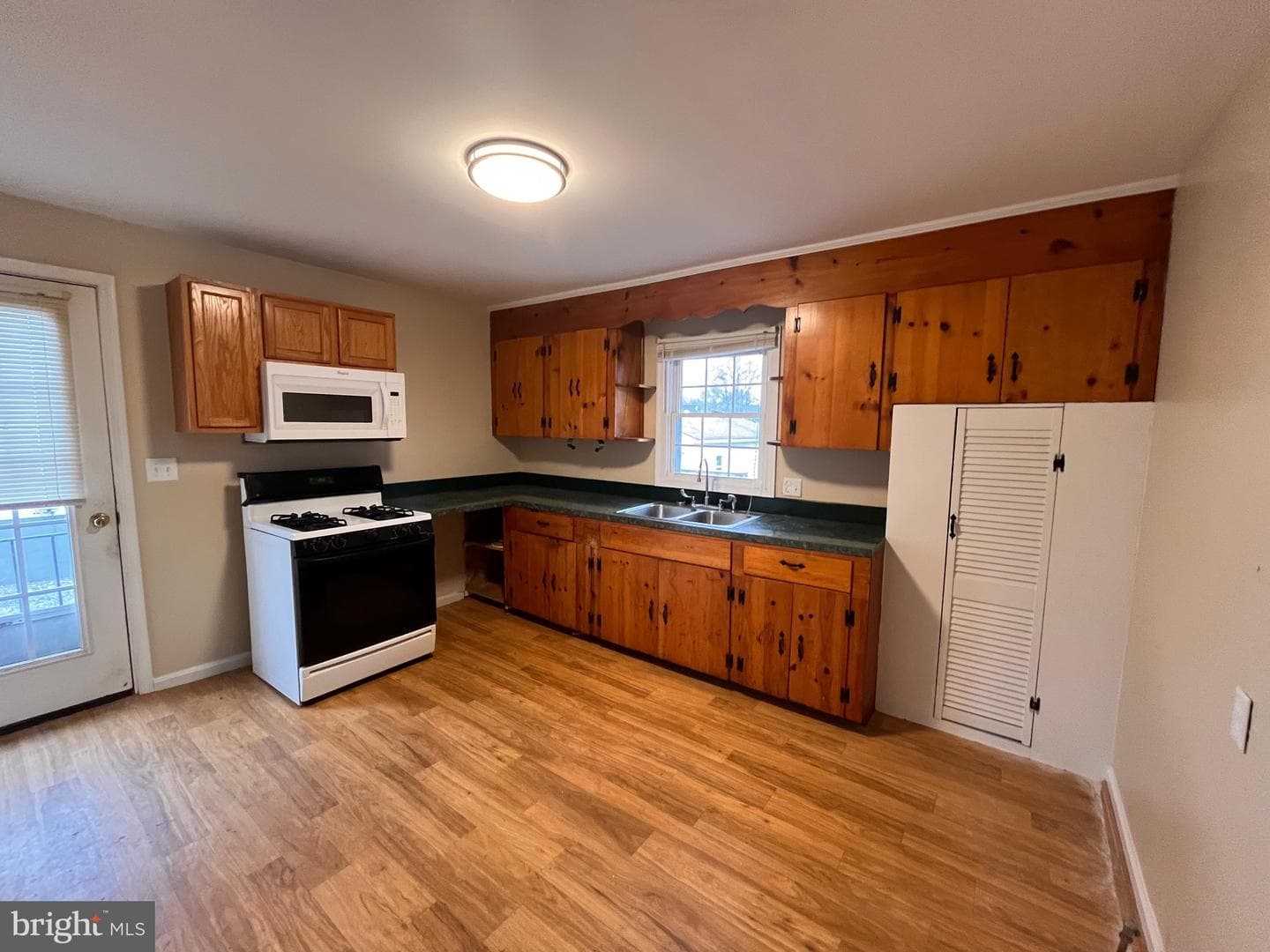212 Alexandria Street photo 3
