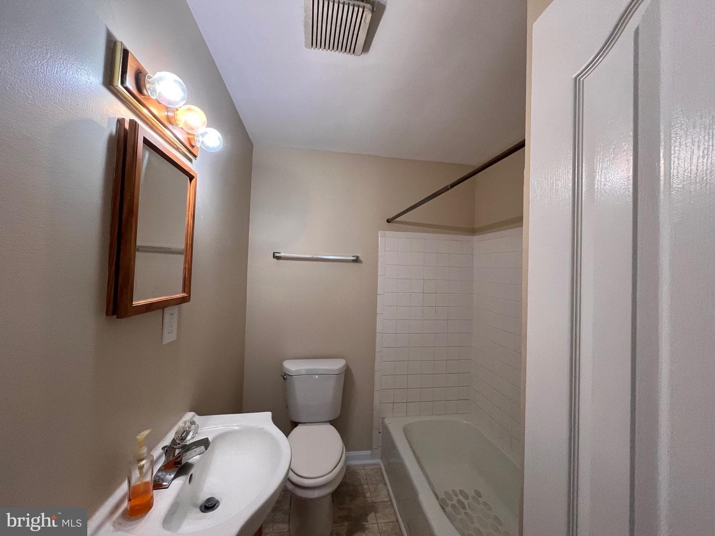 212 Alexandria Street photo 8