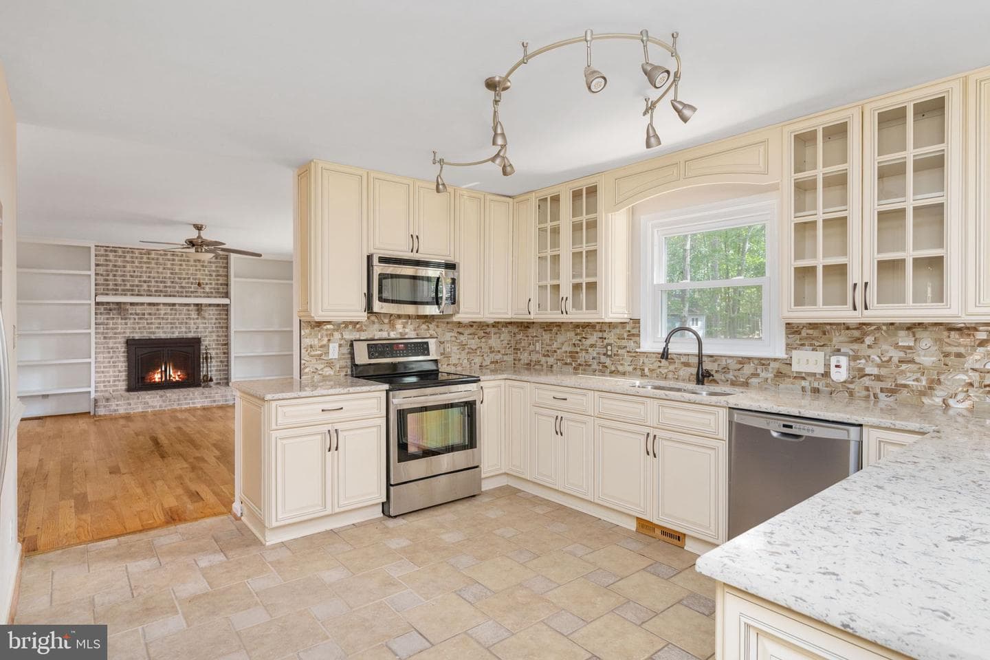 9801 Kenmore photo 12