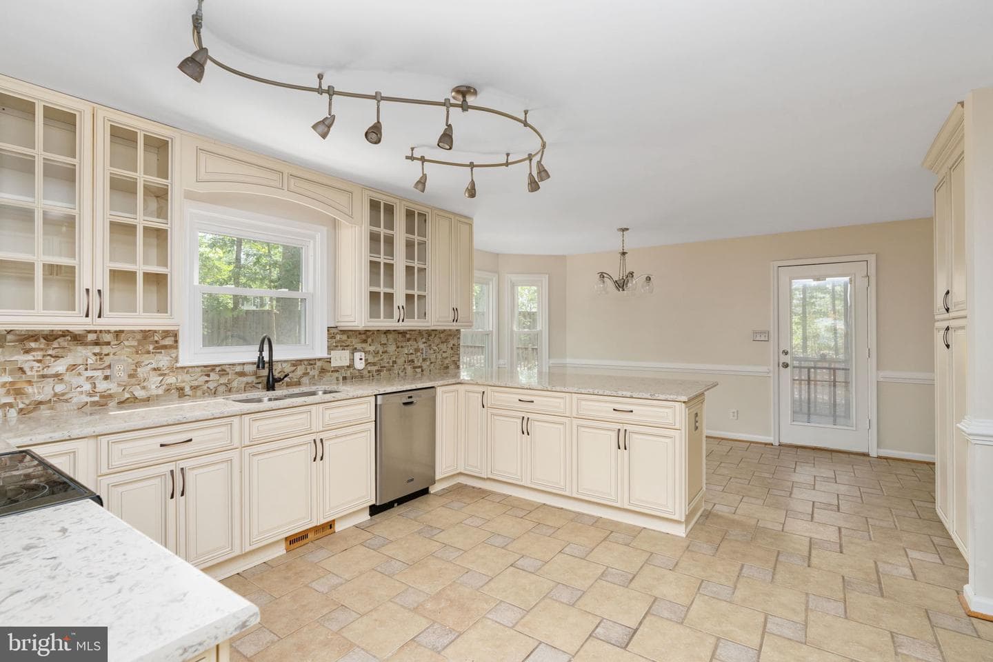 9801 Kenmore photo 13