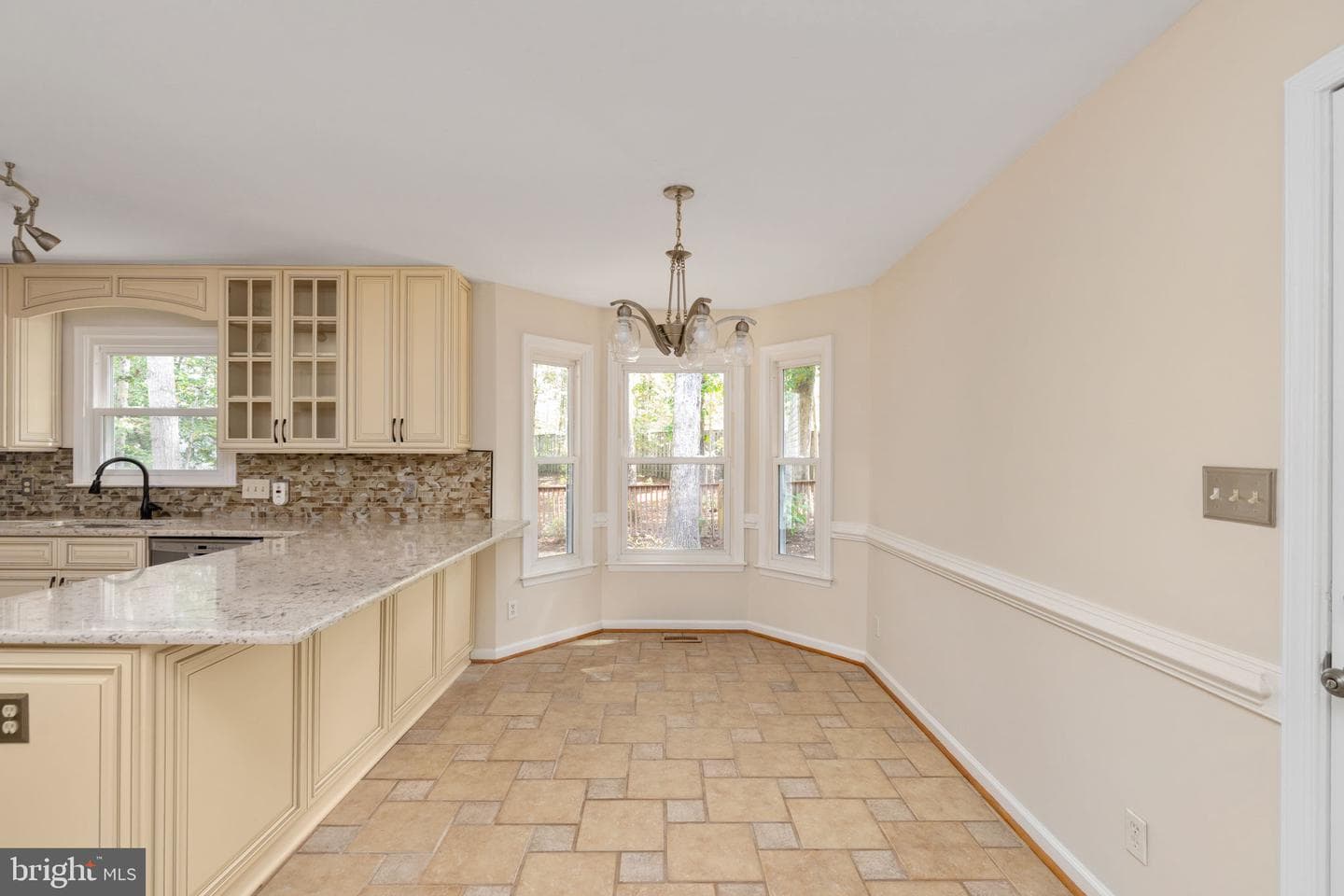 9801 Kenmore photo 18
