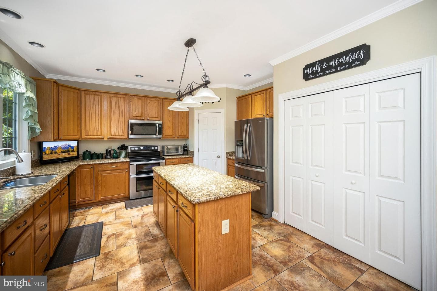 10219 Colechester Street photo 24