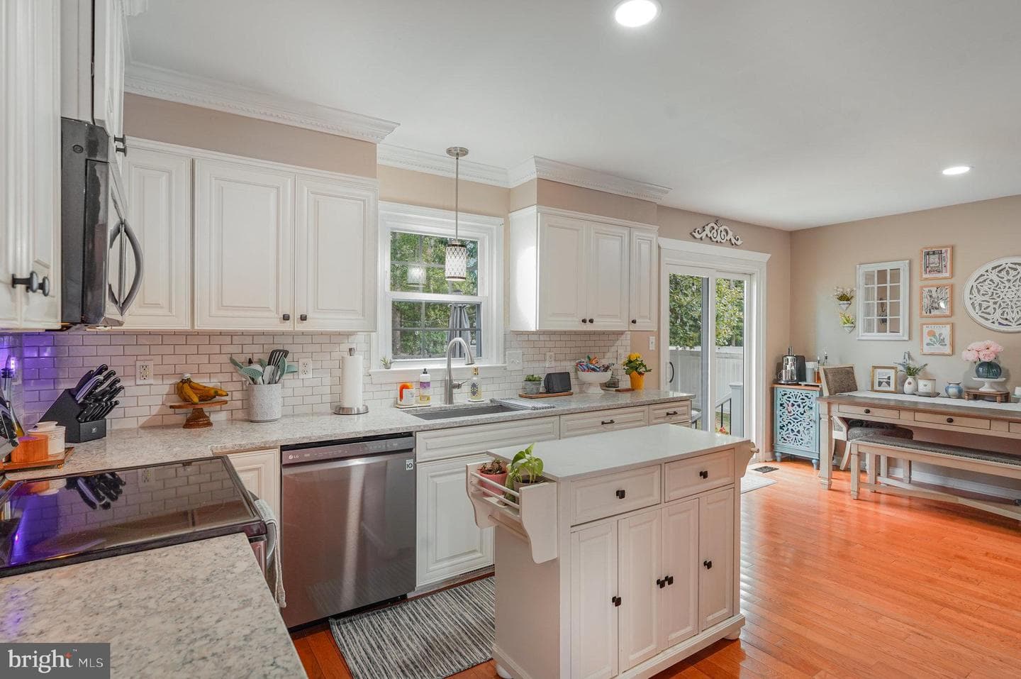 9811 Elm Street photo 7
