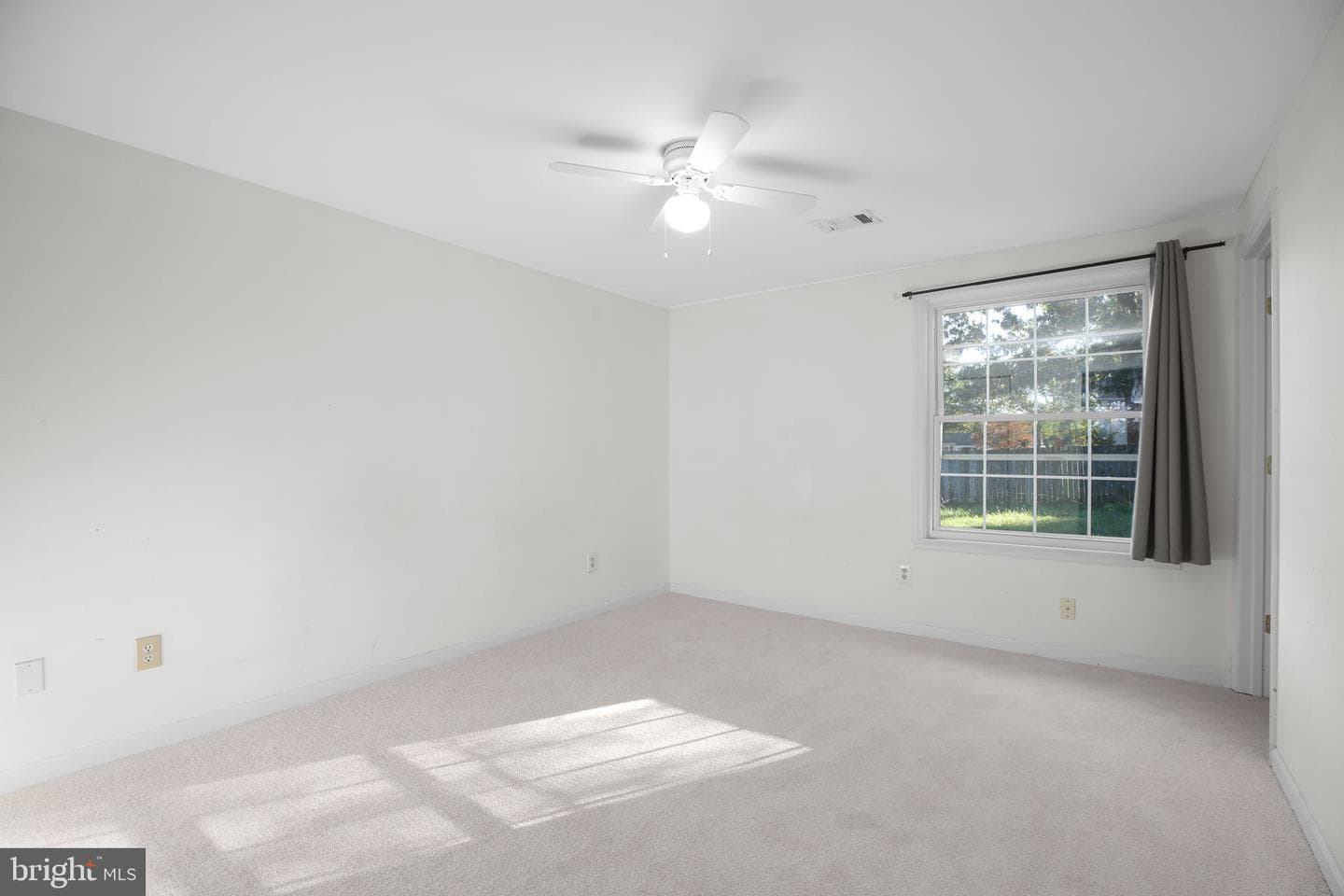 5522 Larch Street photo 5