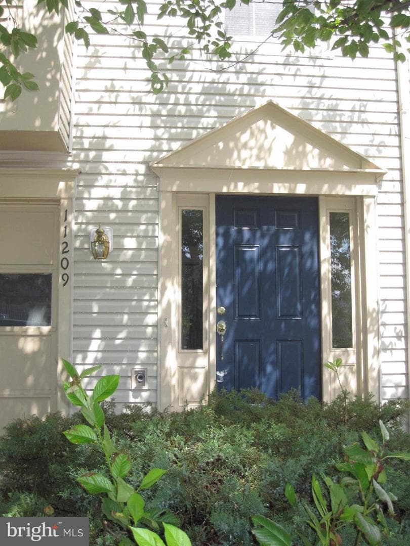 11209 Kings Crest Court photo 4