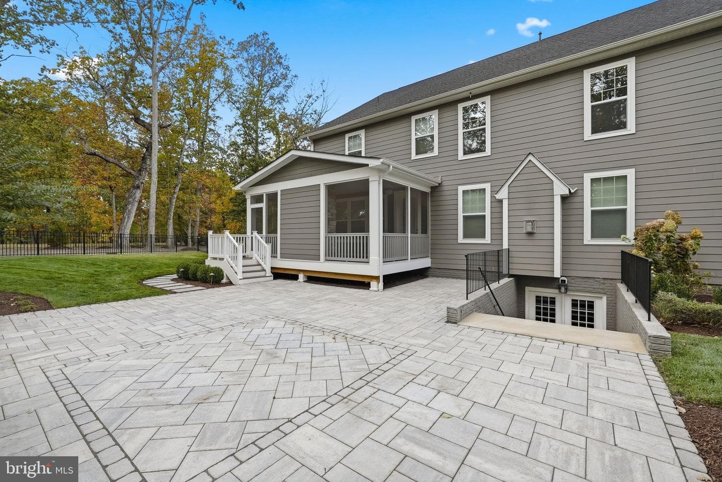 10914 Canterbury Court photo 63