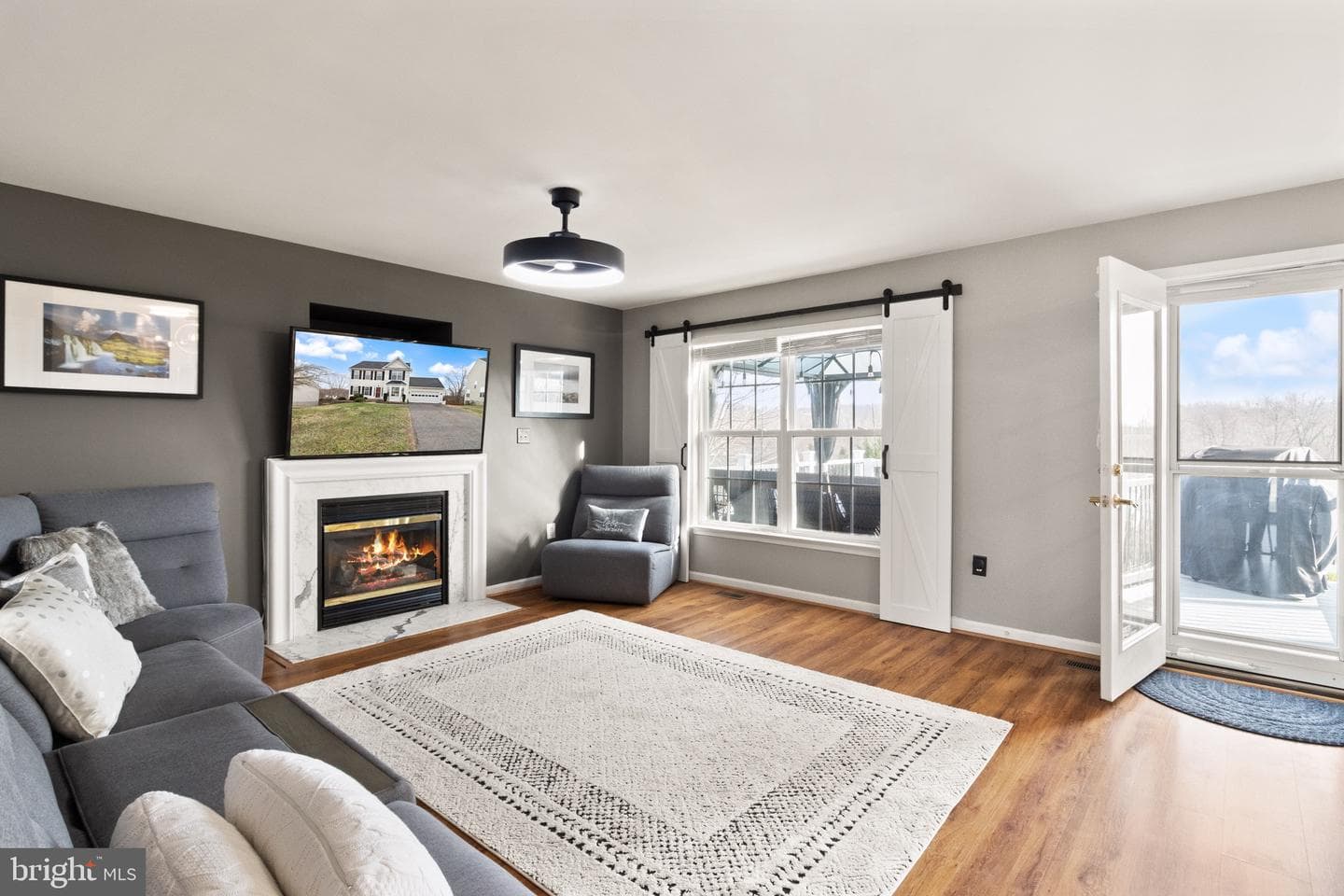 6914 Versaille Drive photo 2