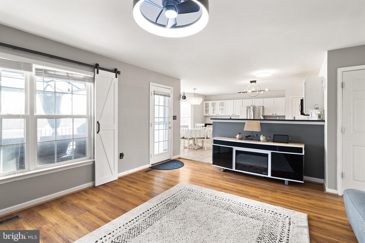 6914 Versaille Drive photo 3