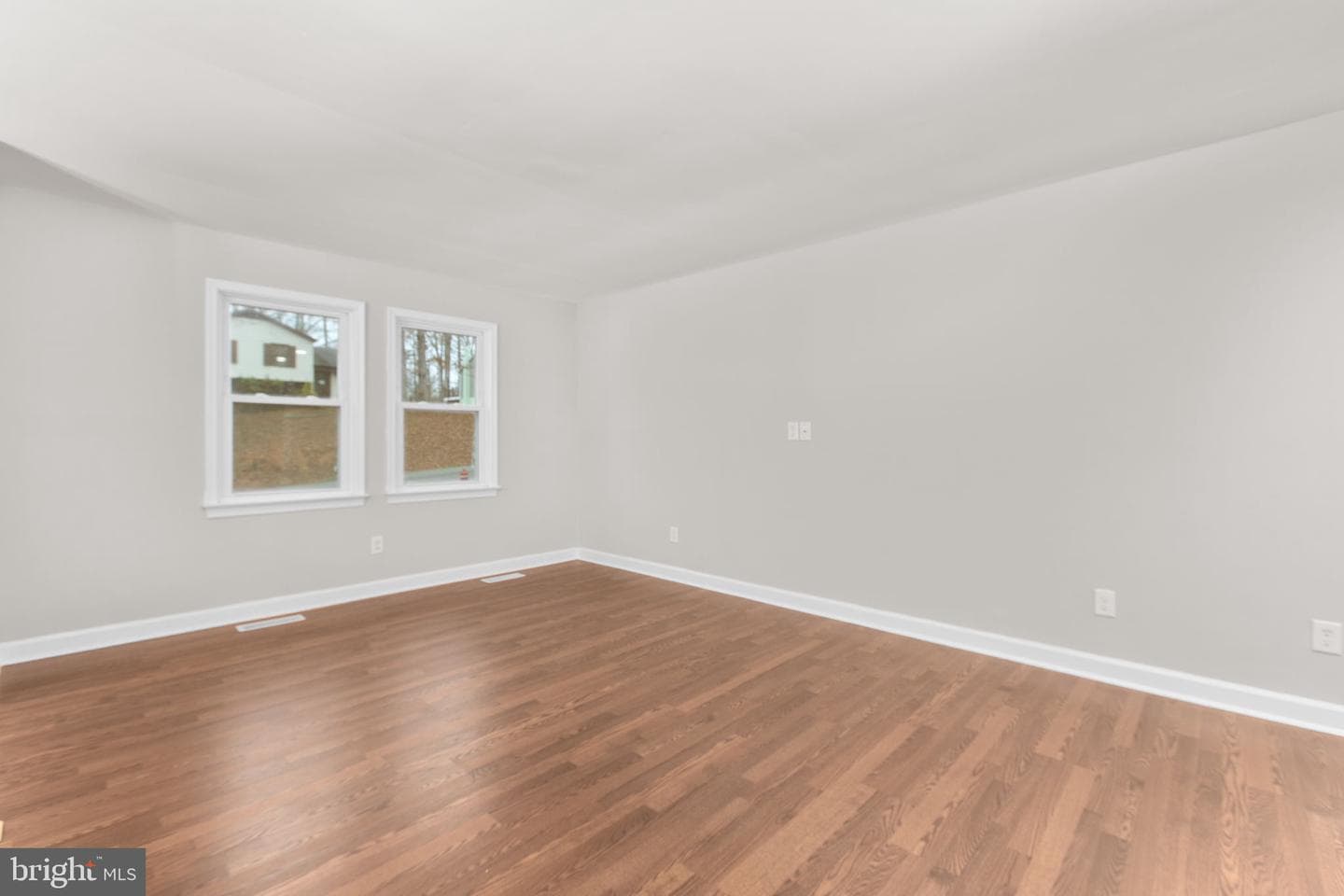 433 Albany Street photo 8