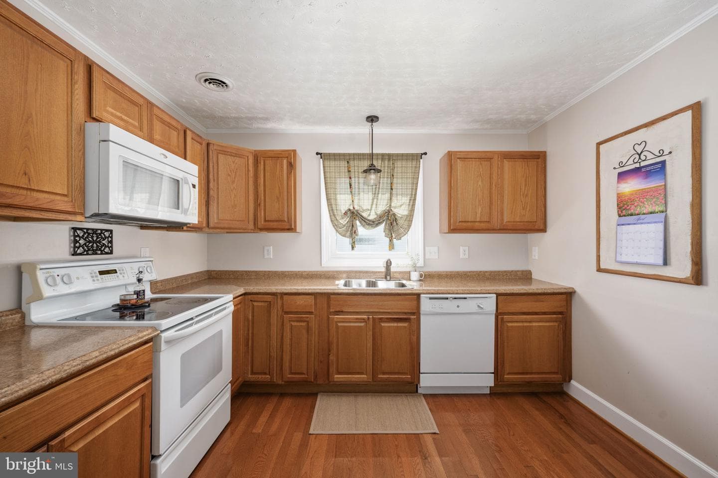 120 Mclaws Street E photo 3