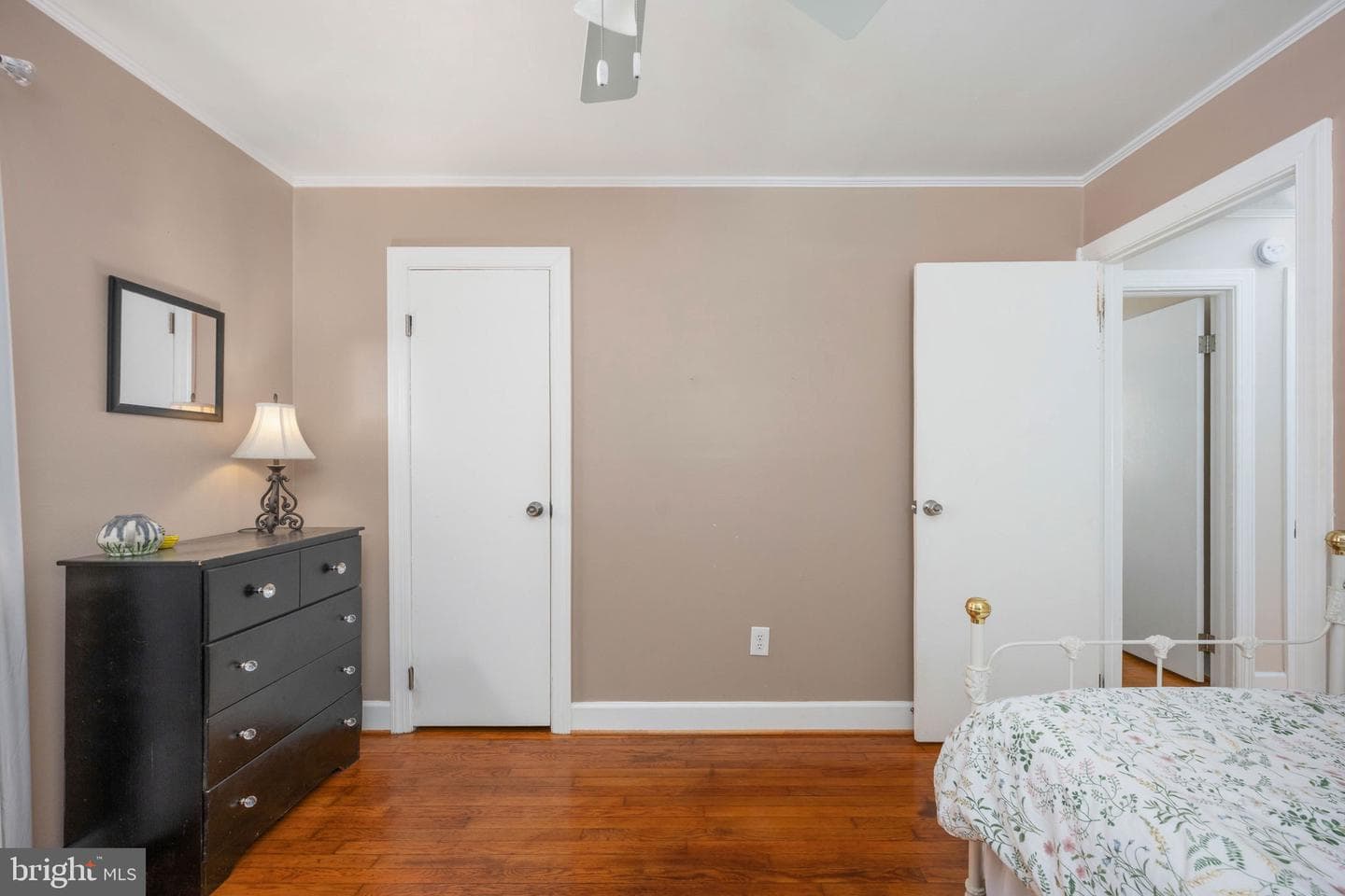 120 Mclaws Street E photo 32