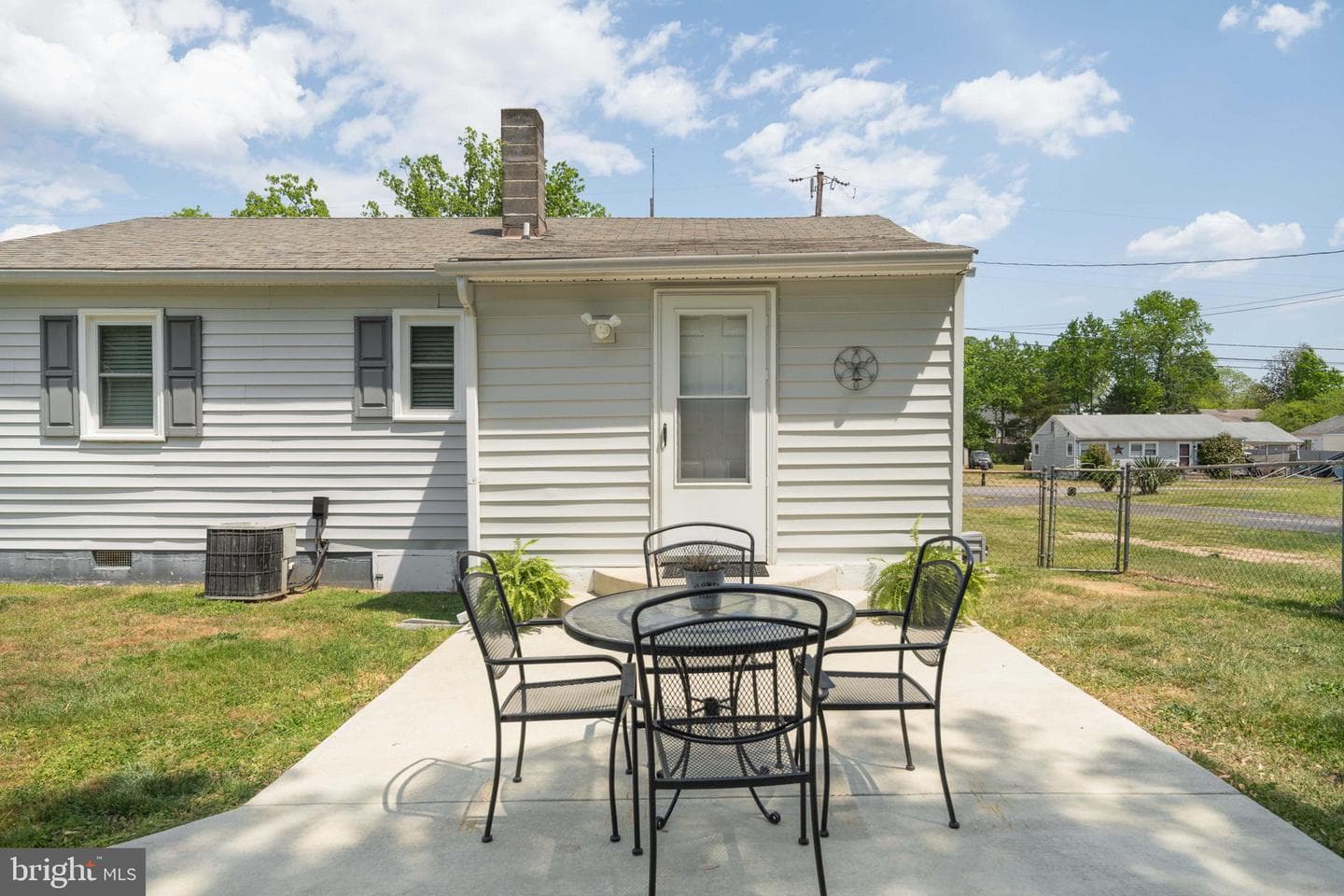 120 Mclaws Street E photo 40