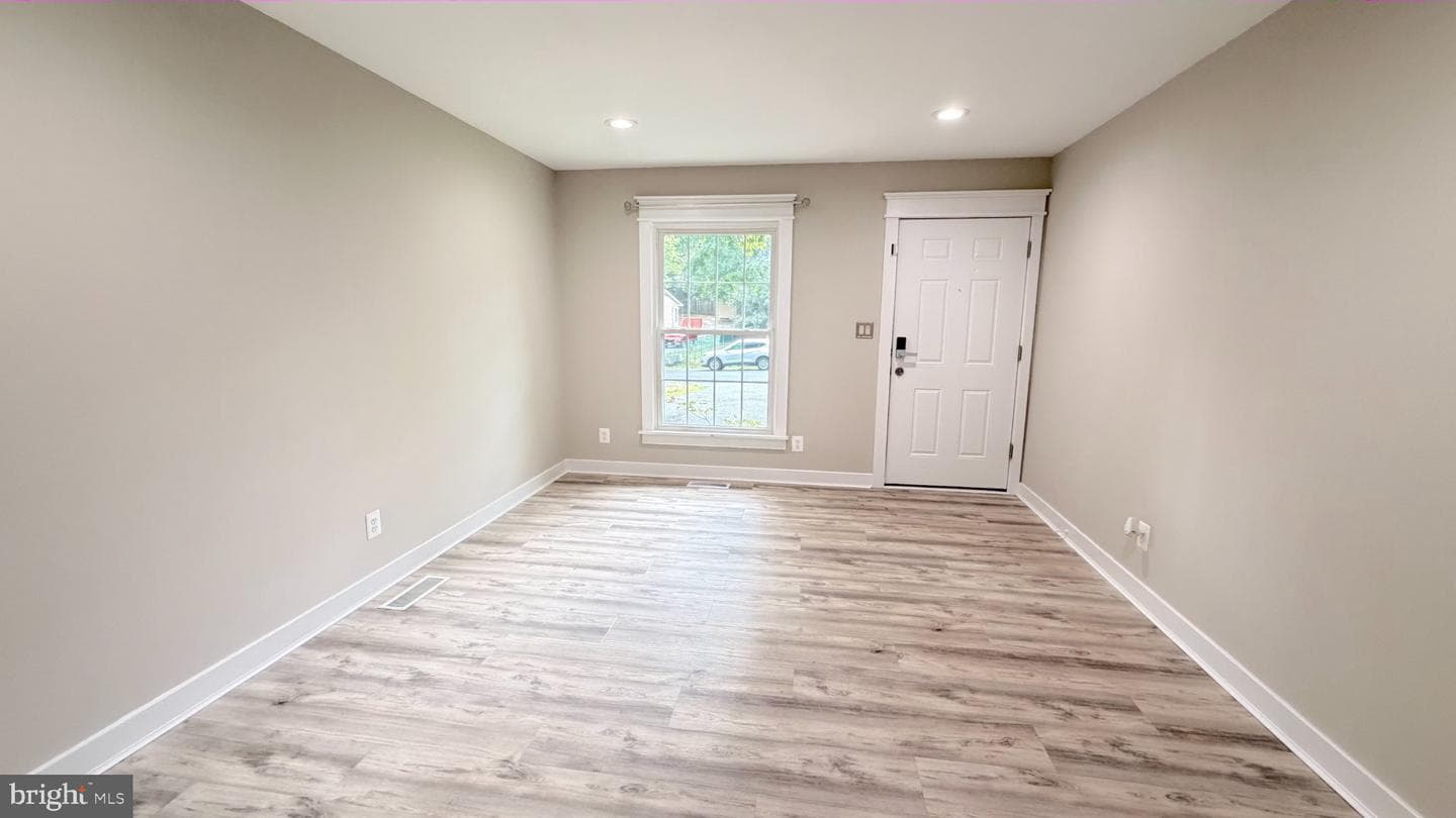 304 Albany Street photo 3