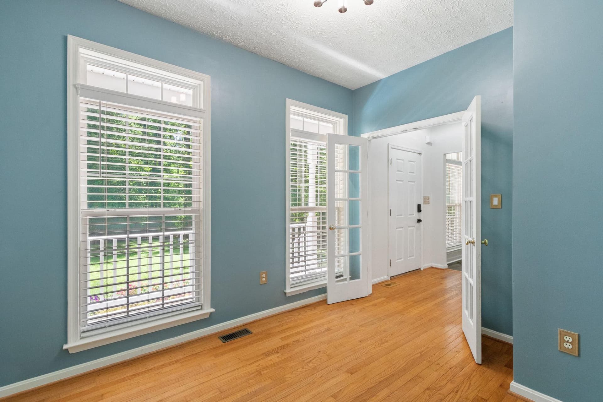 9516 Post Lane photo 8