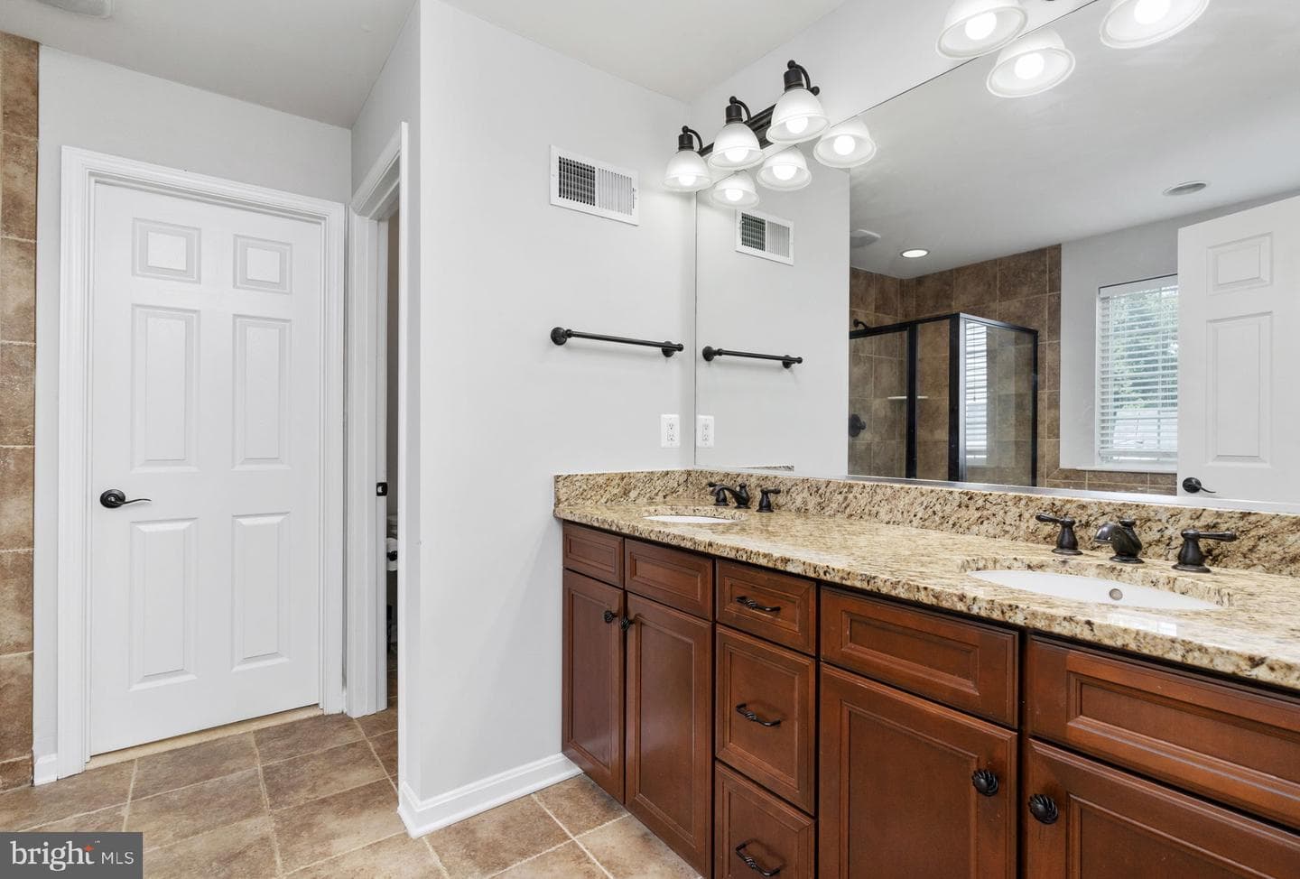 35 Iris Lane photo 17