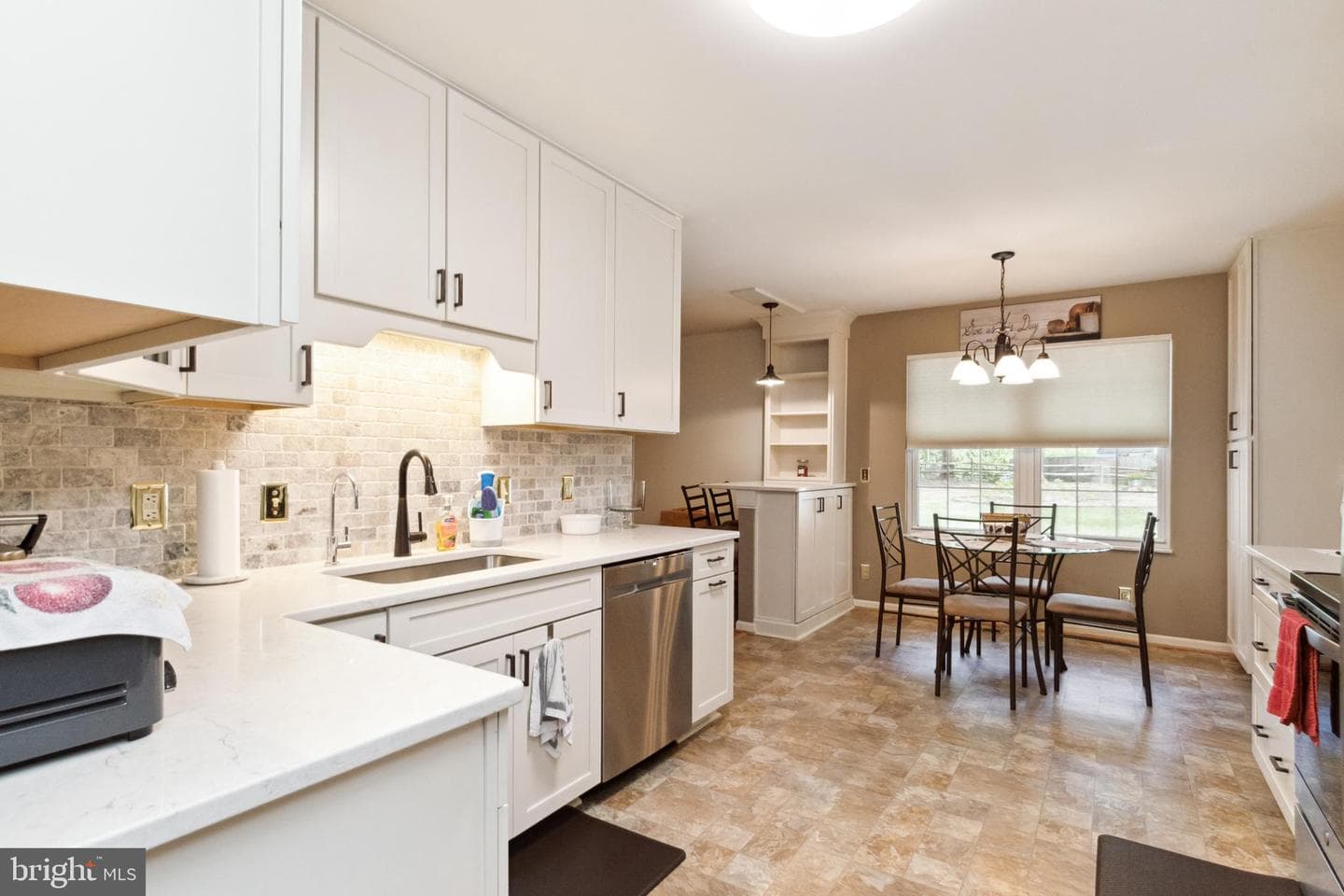 18 Hamlin Drive photo 4