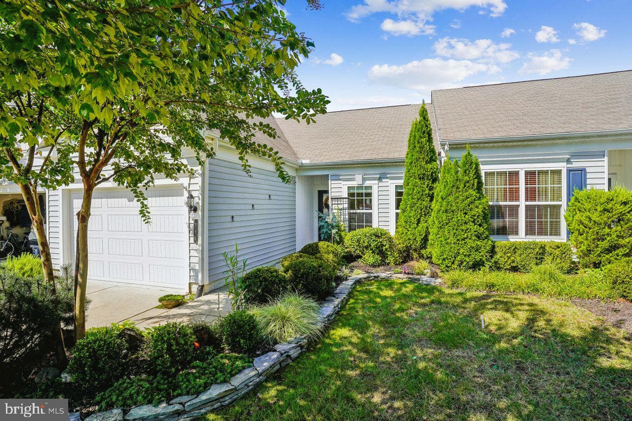 190 Hyannis Place photo 2
