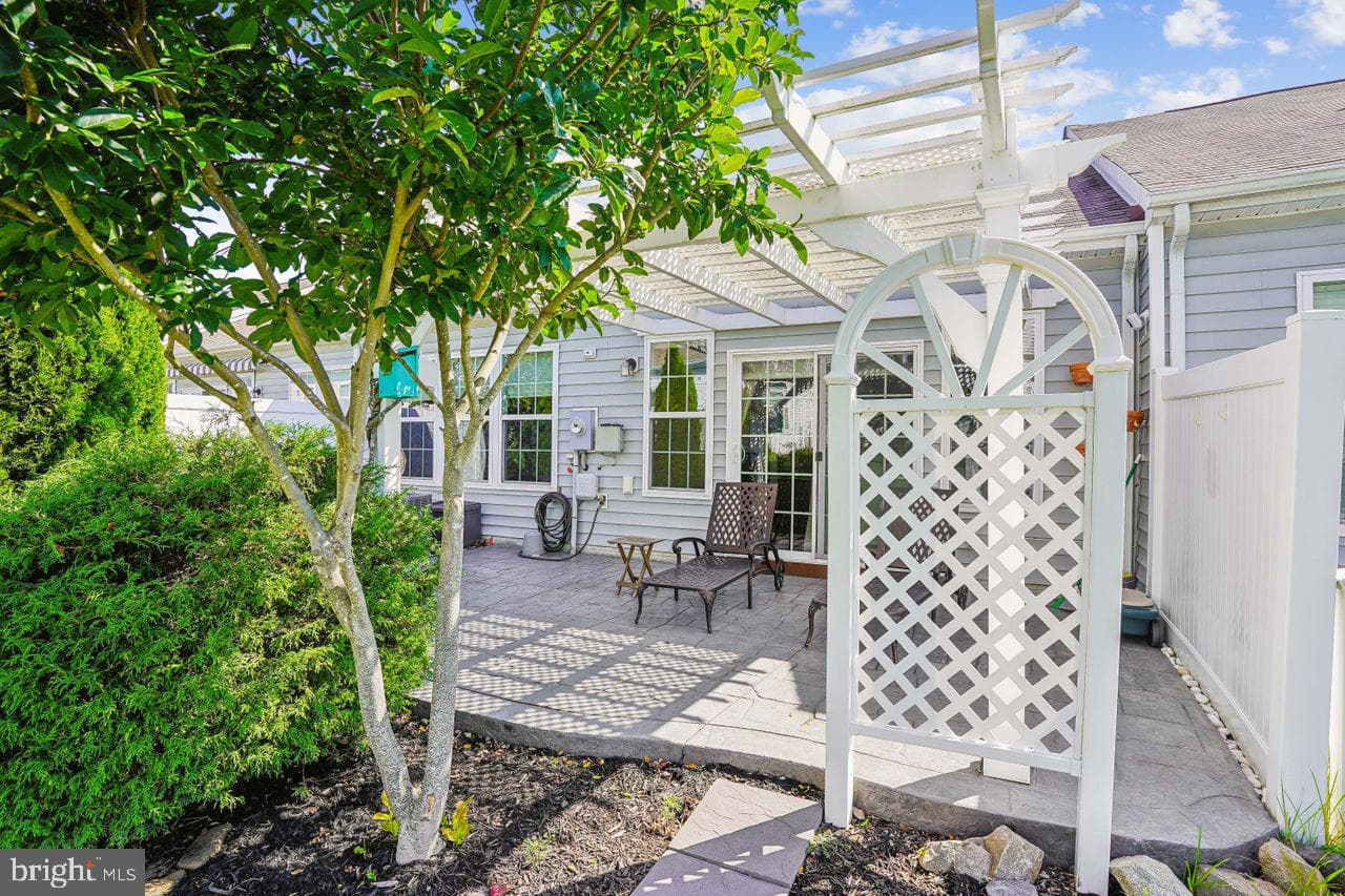 190 Hyannis Place photo 31