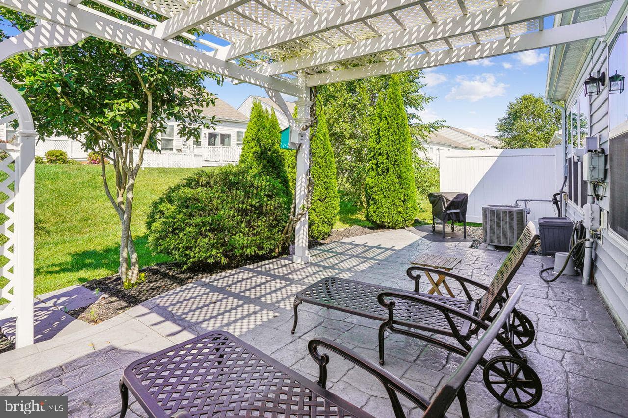 190 Hyannis Place photo 33