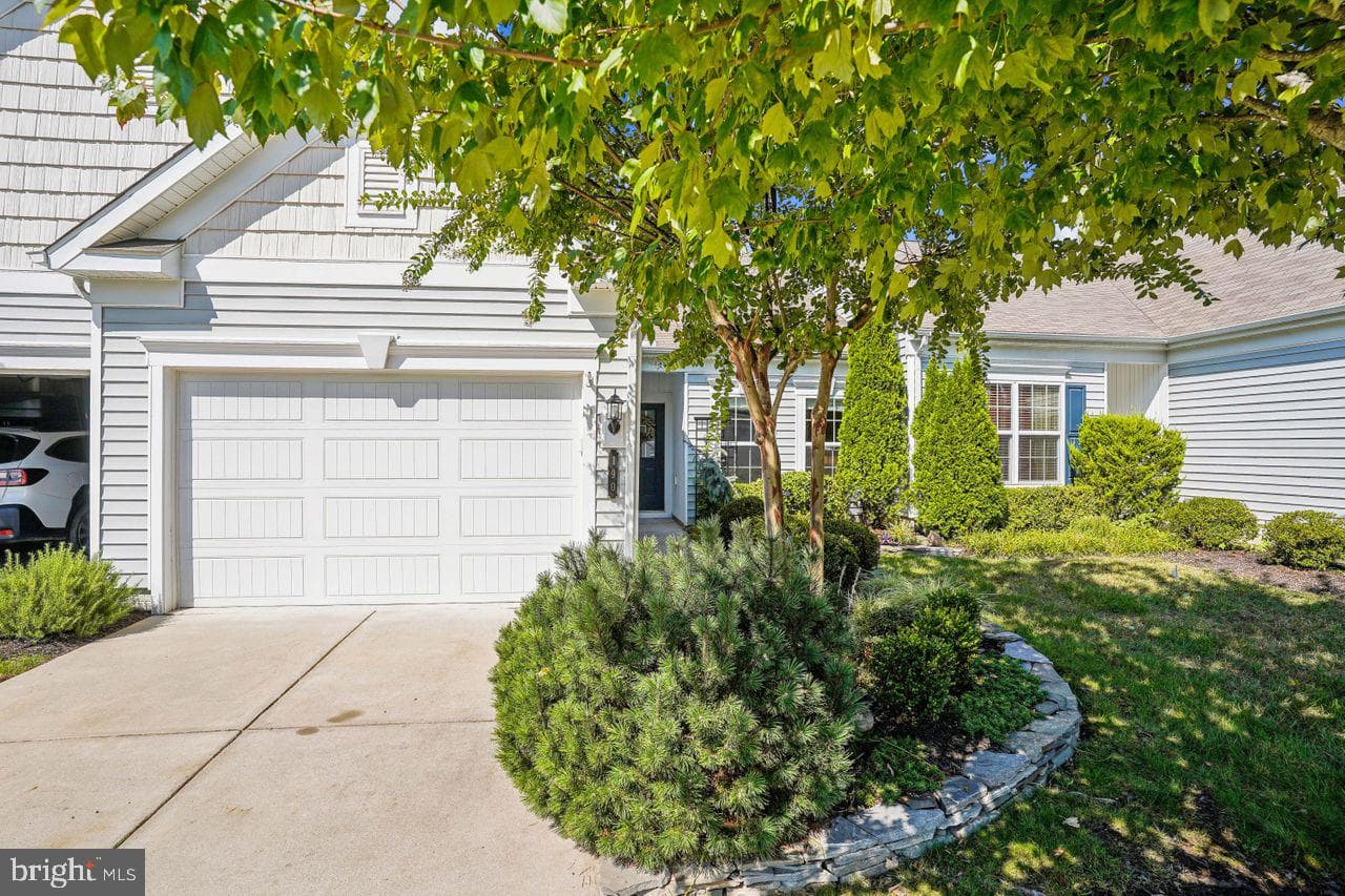 190 Hyannis Place photo 4