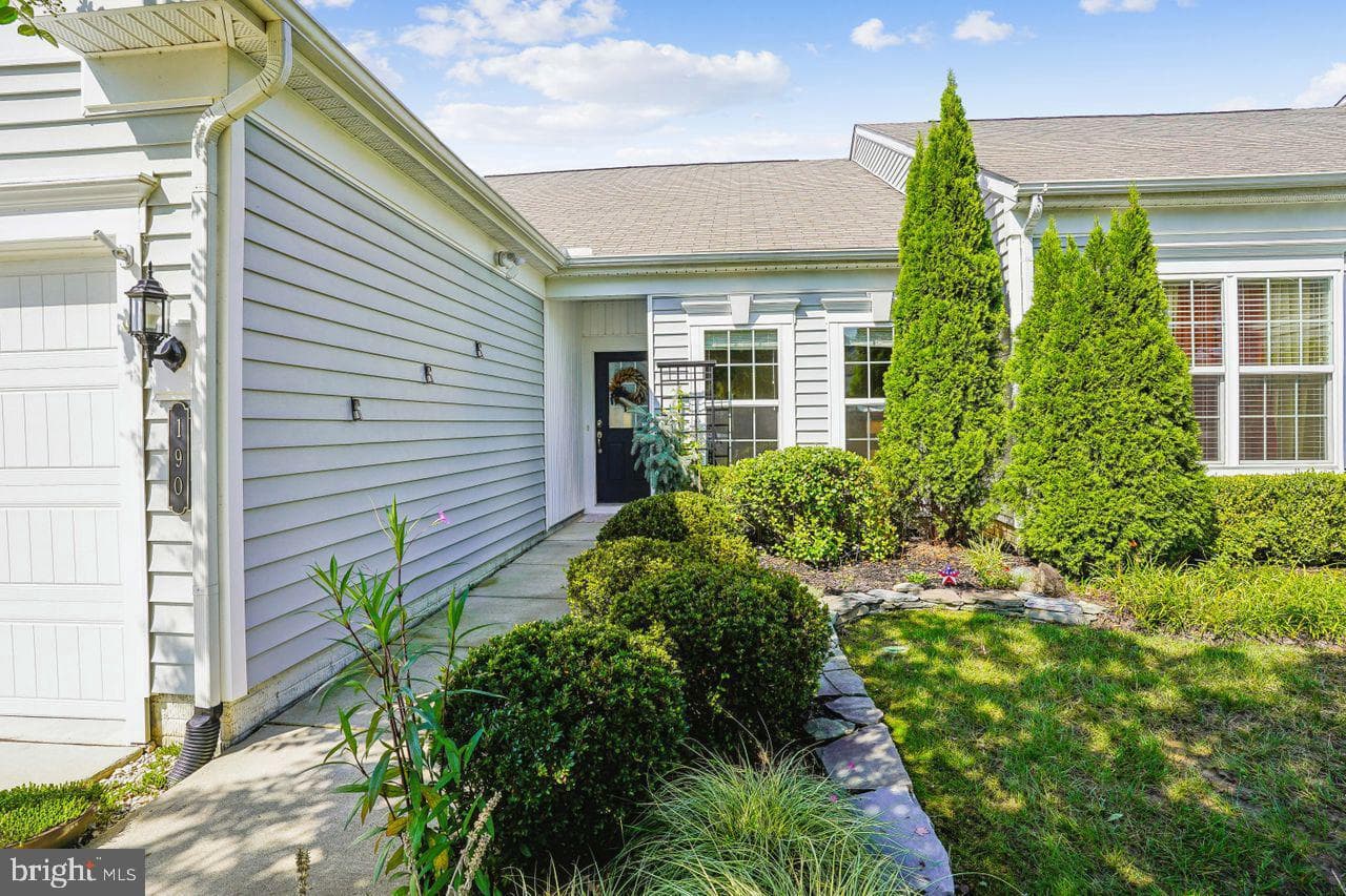 190 Hyannis Place photo 5