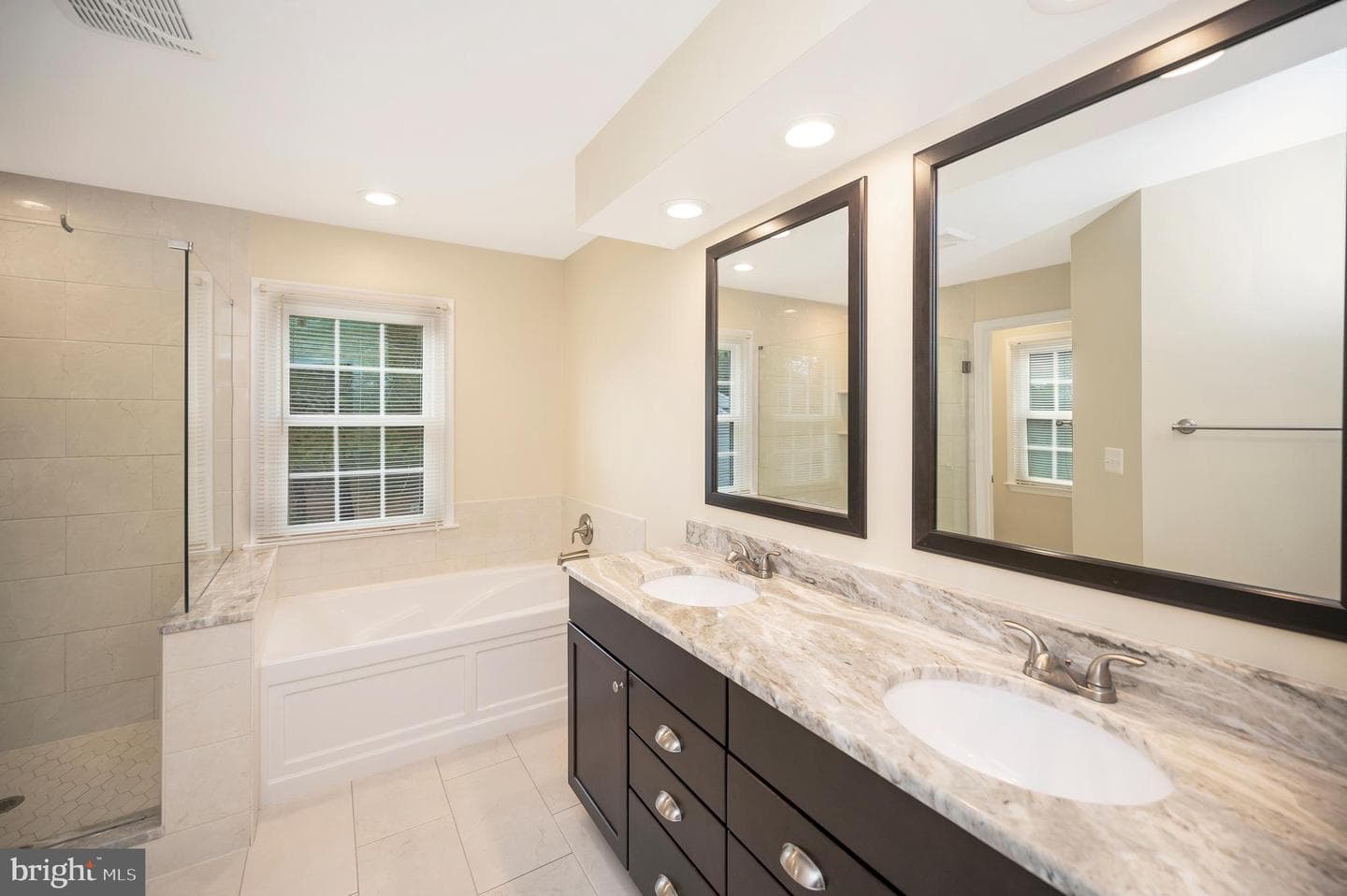 8 Oakbrook Court photo 26