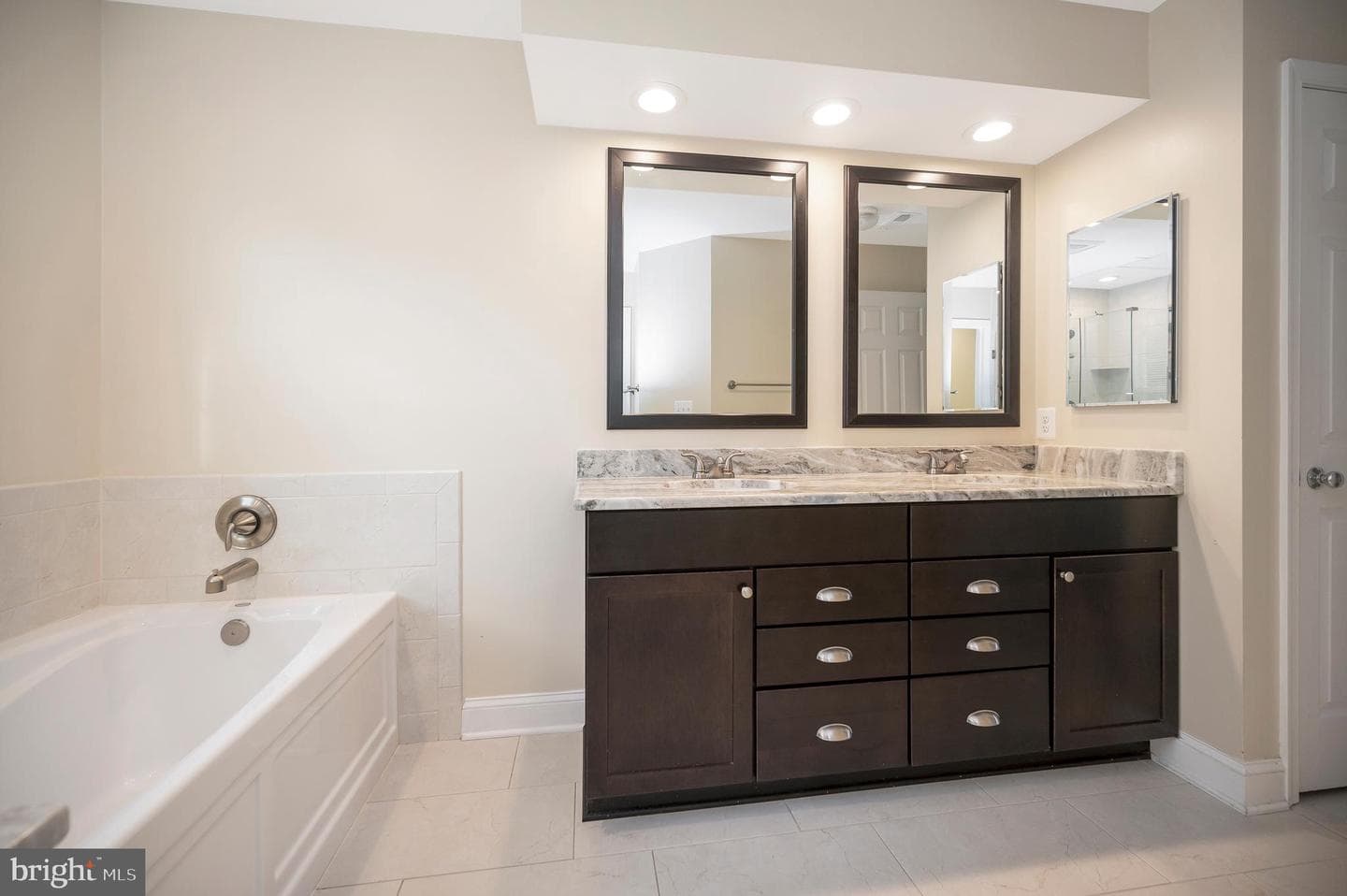 8 Oakbrook Court photo 28