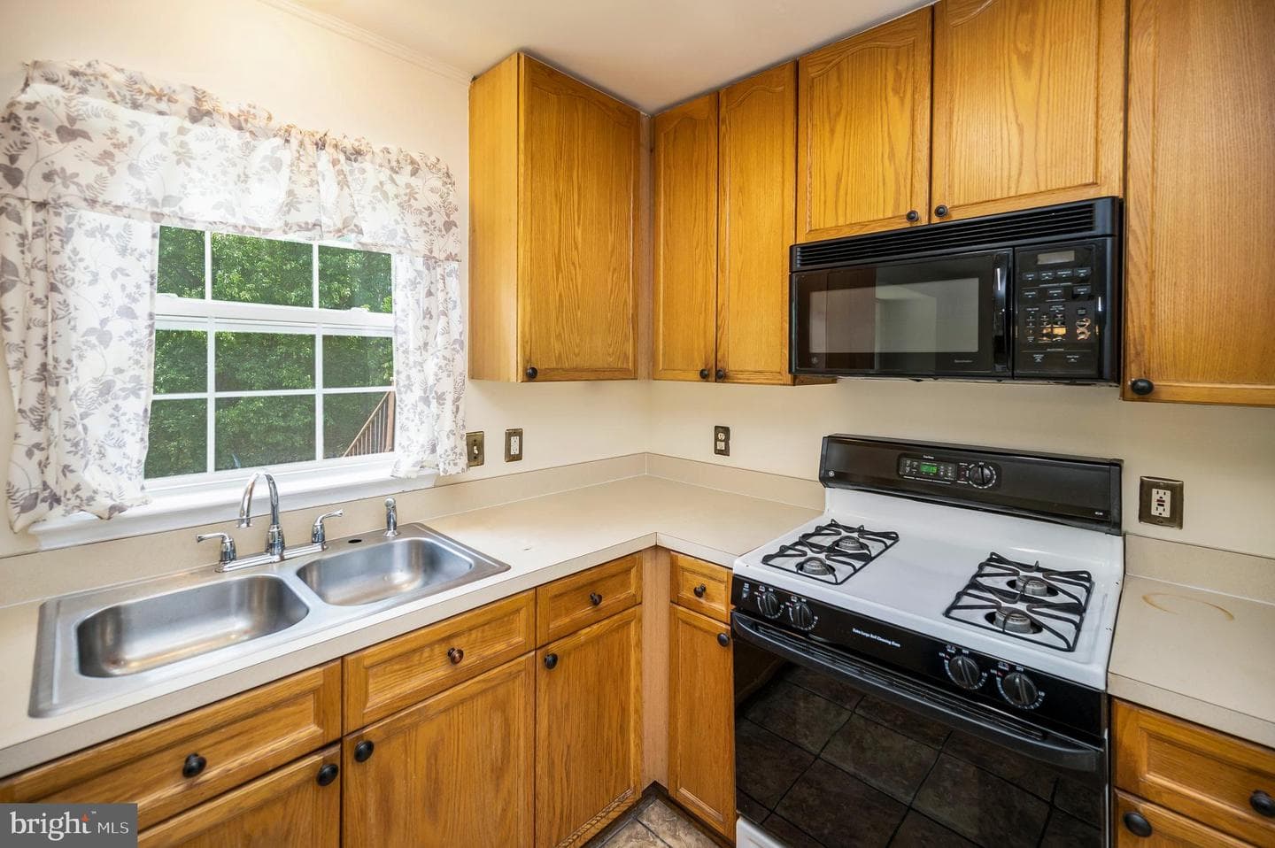 709 Kings Crest Drive photo 16